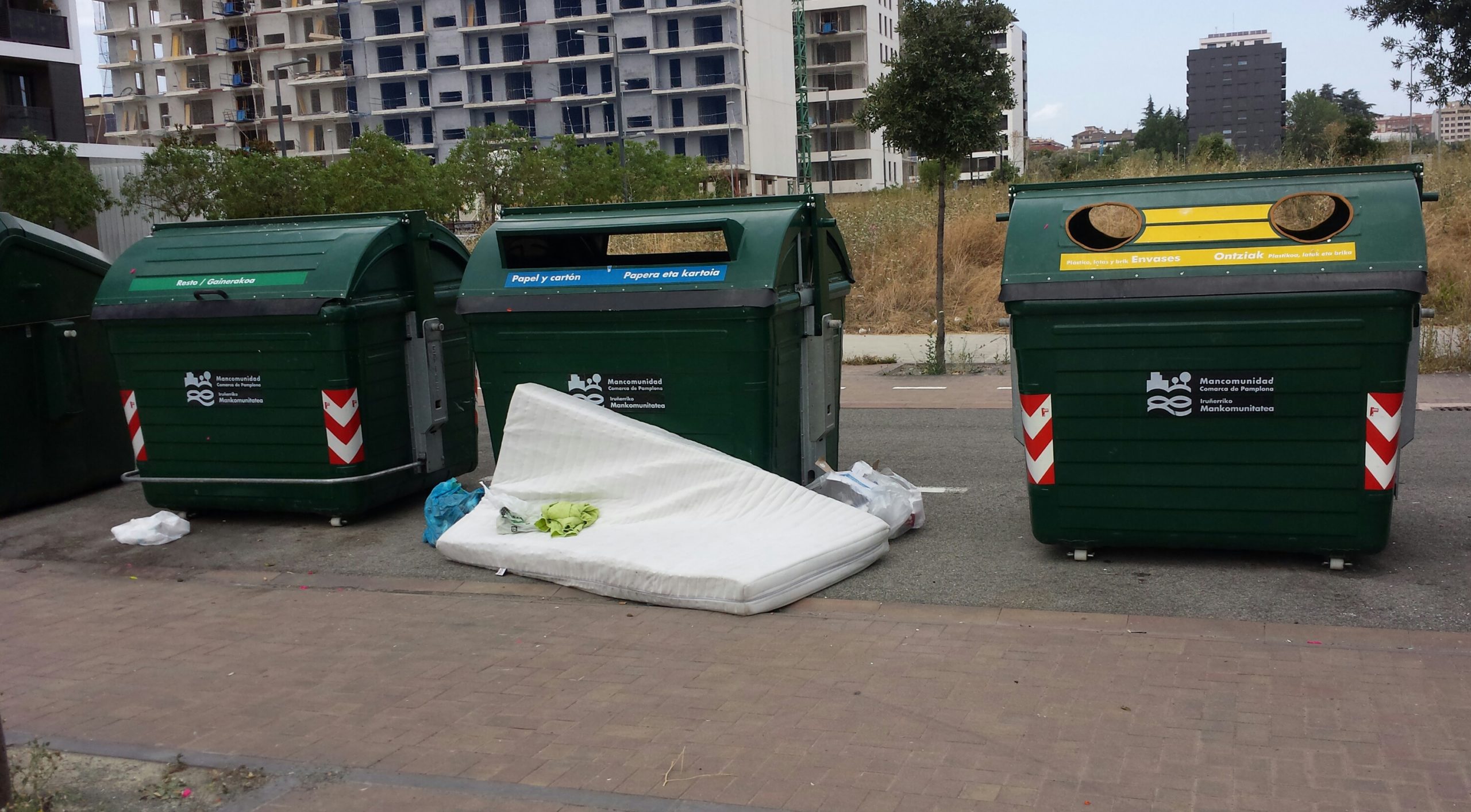 Fotodenuncia: basura fuera de contenedores