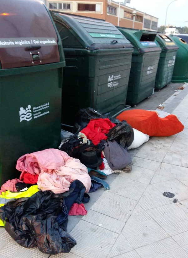 Fotodenuncia: ropa tirada en los contenedores