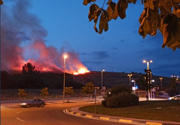 Incendio de un campo de cereal en la ladera entre Lezkairu y Mendillorri